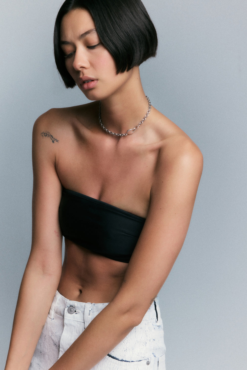 FF Chunky Necklace in 925 silver at the collarbone, worn with a black tube top.