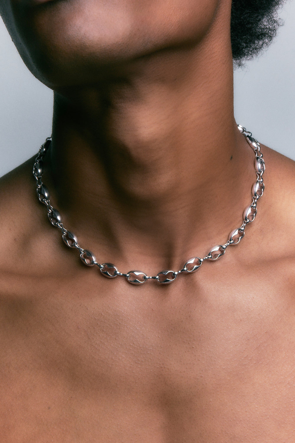 Kabocha Necklace in 925 silver, close view of the puffed oval links across the collarbone.