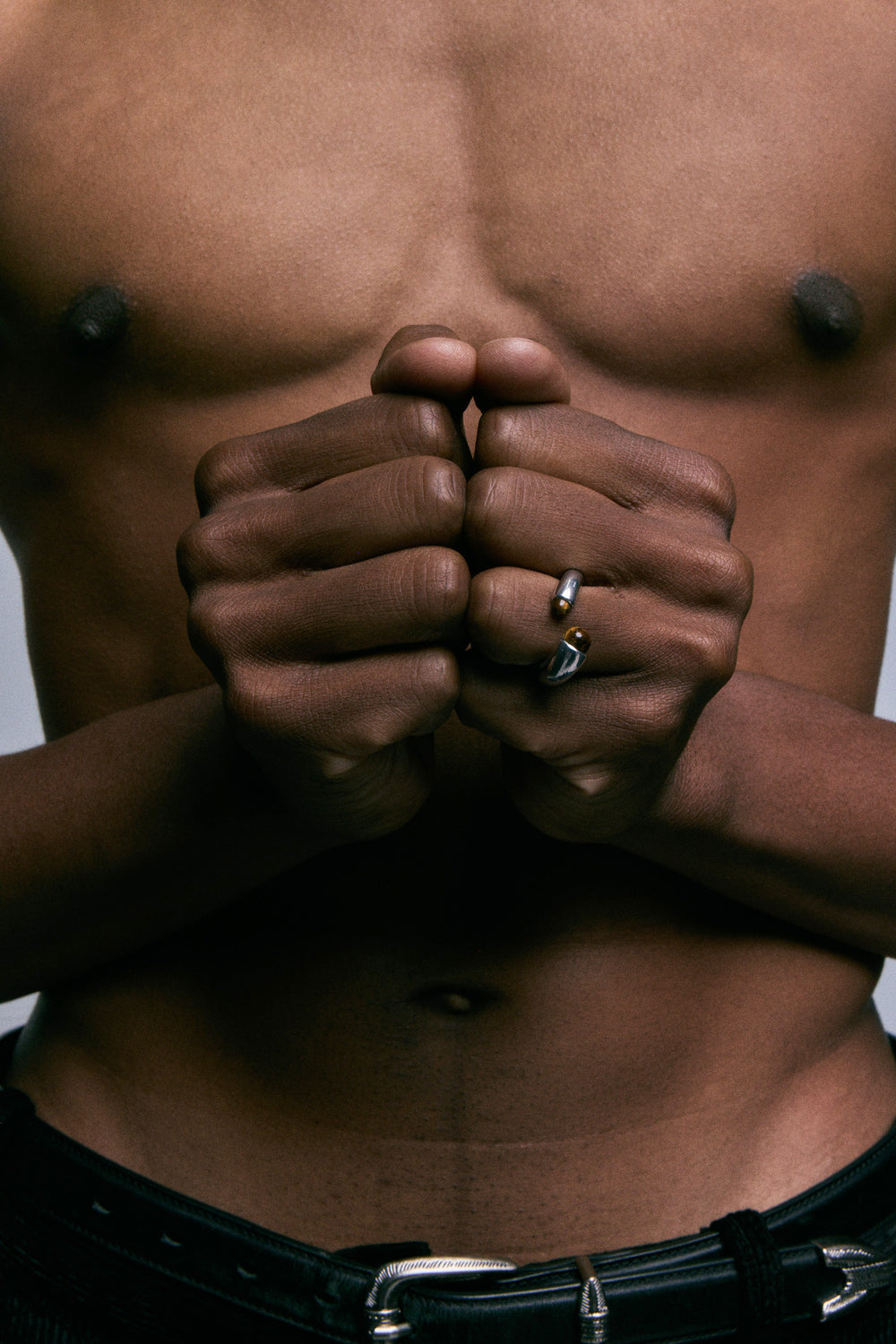 Mushroom Ring in 925 silver with a tiger's eye cabochon, fists closed at the torso.